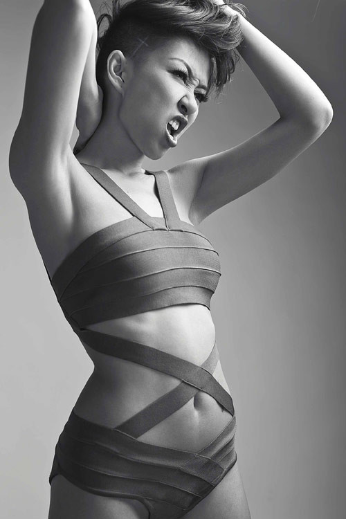 Mái tóc cạo sát để lộ dấu chéo độc đáo, trang phục gợi cảm, phong cách cực cá tính là hình ảnh mới nhất của giọng ca "Breath Again" - Thảo Trang (Theo Zing) Mái tóc cạo sát để lộ dấu chéo độc đáo, trang phục gợi cảm, phong cách cực cá tính là hình ảnh mới nhất của giọng ca "Breath Again" - Thảo Trang (Theo Zing)