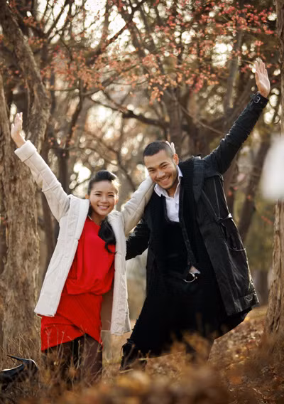 Trong khung cảnh mùa xuân ấm áp của Hàn Quốc, hai người mẫu Việt Như Thảo và Doãn Tuấn như đôi tình nhân quấn quýt không rời, tận tưởng giây phút ngọt ngào nơi công viên thơ mộng. (Theo VnExpress)