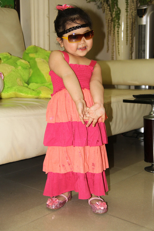 Bé Whitney Huỳnh (tên tiếng Việt là Yến Khang) theo ba mẹ là cặp diễn viên Lê Huỳnh - Kiều Oanh về Việt Nam từ dịp Tết Nguyên đán. Cô bé lên 3 tuổi rất yêu thích việc làm mẫu ảnh và tạo dáng rất xì tin. (Theo Ngôi Sao)