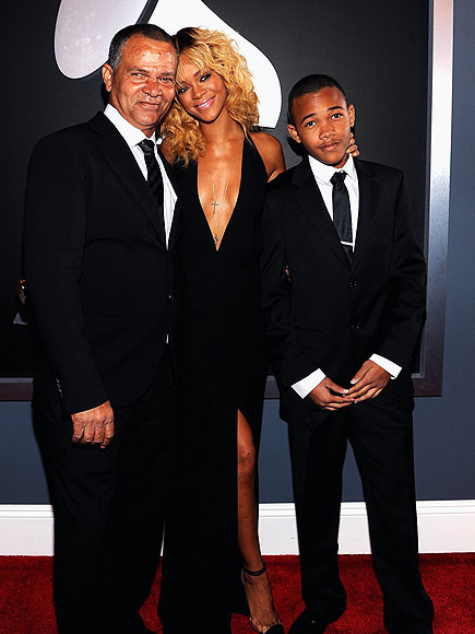 Rihanna tạo dáng thân thiết bên cha và em trai