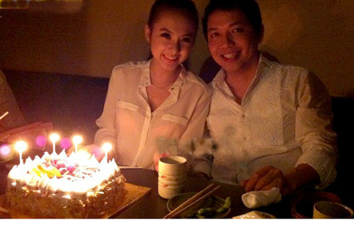 Angela Phương Trinh thôi mặc áo lưới vì bạn trai. "Trước đây, Trinh hay diện trang phục lưới, nhưng anh bảo nên thay đổi và dẫn Trinh đi mua những bộ trang phục kín đáo hơn nhưng vẫn rất quyến rũ", "bà mẹ nhí" chia sẻ. (Theo Zing) Angela Phương Trinh thôi mặc áo lưới vì bạn trai. "Trước đây, Trinh hay diện trang phục lưới, nhưng anh bảo nên thay đổi và dẫn Trinh đi mua những bộ trang phục kín đáo hơn nhưng vẫn rất quyến rũ", "bà mẹ nhí" chia sẻ. (Theo Zing)