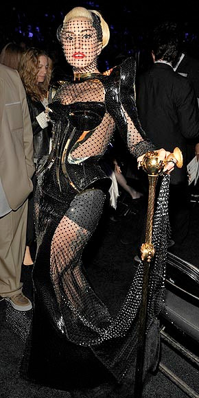 Lần này, Lady Gaga lại mang "lưới đánh cá" đến Grammy.