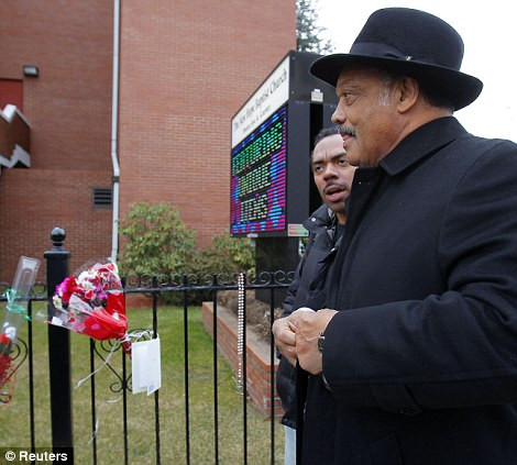 Mục sư Jesse Jackson đến nhà thờ New Hope Baptist , nơi Whitney Houston đã hát trong dàn đồng ca ở đó và buồn bã về cái chết của ca sĩ ở Newark, New Jersey Mục sư Jesse Jackson đến nhà thờ New Hope Baptist , nơi Whitney Houston đã hát trong dàn đồng ca ở đó và buồn bã về cái chết của ca sĩ ở Newark, New Jersey