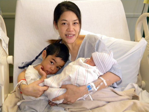 Trên status chia sẻ với mọi người, ông bầu Dũng Taylor viết: "Thu Phương và tôi rất vui mừng chào đón con gái Hailey Thanh - Thuy Nguyen Taylor của chúng tôi. Bé cân nặng hơn 3,6 kg". Kèm theo tâm sự này, anh còn đăng tải bức ảnh Thu Phương bên hai con, bé Gia Bảo (gần 3 tuổi) và công chúa Hailey Thanh vừa mới chào đời. Mặc dù hai tay vẫn gắn chằng chịt ống truyền và gương mặt khá xanh xao sau khi vượt cạn, nhưng Thu Phương vẫn cười hạnh phúc. (Theo VnExpress)