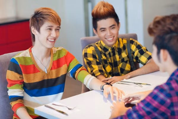 Họ ăn mặc lịch lãm và không kém phần trẻ trung, ai nấy đều "tám" chuyện rất vui vẻ Họ ăn mặc lịch lãm và không kém phần trẻ trung, ai nấy đều "tám" chuyện rất vui vẻ