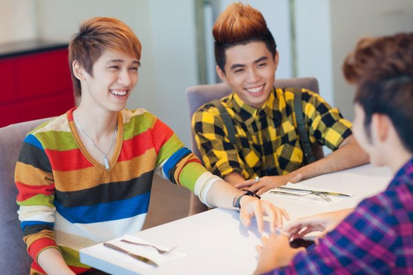 Họ ăn mặc lịch lãm và không kém phần trẻ trung, ai nấy đều "tám" chuyện rất vui vẻ Họ ăn mặc lịch lãm và không kém phần trẻ trung, ai nấy đều "tám" chuyện rất vui vẻ