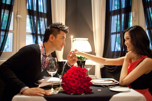 Hoa hậu Việt Nam 2008 Thùy Dung nhập vai cô gái xinh đẹp, mơ mộng chờ chàng siêu mẫu Hồ Đức Vĩnh đem tặng những đóa hồng ngọt ngào và cùng nhau tận hưởng bữa tối dưới ánh nến lung linh. (Theo VnExpress)