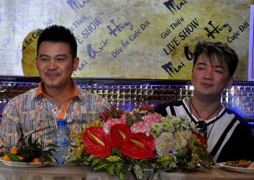 Cuộc hội ngộ giữa Mr Đàm và Mai Quốc Huy vừa qua tại Phòng trà Không tên (TP.HCM) khiến nhiều người cảm thấy lạ, nhất là việc hai người sẽ cùng nhau hát nhạc sến trong live show sắp tới diễn ra tại nhà hát Hòa Bình. (Theo Infonet) Cuộc hội ngộ giữa Mr Đàm và Mai Quốc Huy vừa qua tại Phòng trà Không tên (TP.HCM) khiến nhiều người cảm thấy lạ, nhất là việc hai người sẽ cùng nhau hát nhạc sến trong live show sắp tới diễn ra tại nhà hát Hòa Bình. (Theo Infonet)