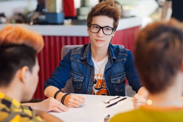 Đến giờ anh chàng S.T trong nhóm mới nhớ ra là họ chưa gọi đồ uống, Đến giờ anh chàng S.T trong nhóm mới nhớ ra là họ chưa gọi đồ uống,