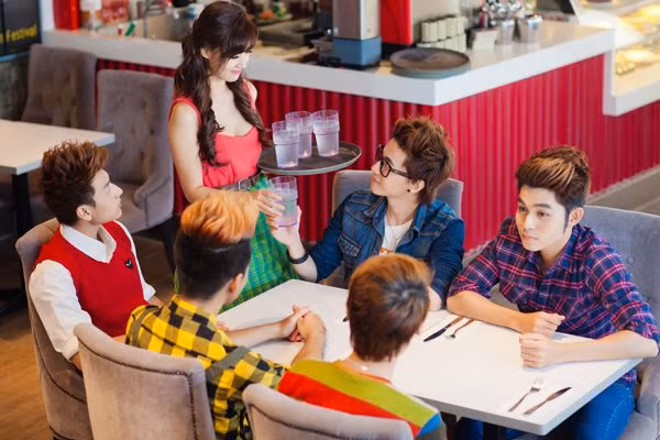 Cô chủ quán xuất hiện đã khiến cả 5 chàng trai đều ngẩn ngơ. Dường như cô chủ quán Midu đã đánh cắp trái tim họ ngay từ ánh nhìn đầu tiên. Cô chủ quán xuất hiện đã khiến cả 5 chàng trai đều ngẩn ngơ. Dường như cô chủ quán Midu đã đánh cắp trái tim họ ngay từ ánh nhìn đầu tiên.