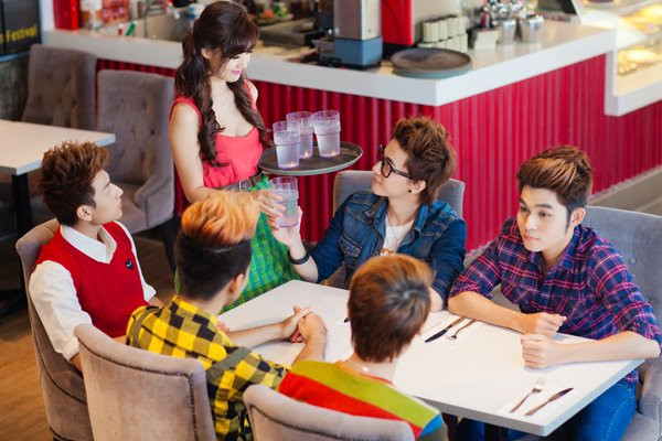 Cô chủ quán xuất hiện đã khiến cả 5 chàng trai đều ngẩn ngơ. Dường như cô chủ quán Midu đã đánh cắp trái tim họ ngay từ ánh nhìn đầu tiên. Cô chủ quán xuất hiện đã khiến cả 5 chàng trai đều ngẩn ngơ. Dường như cô chủ quán Midu đã đánh cắp trái tim họ ngay từ ánh nhìn đầu tiên.