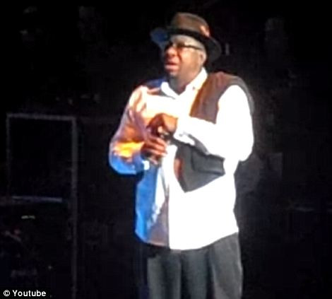 Khi nghe tin dữ, Bobby Brown, chồng cũ của Whitney Houston đang có buổi hòa nhạc tại Nashville Khi nghe tin dữ, Bobby Brown, chồng cũ của Whitney Houston đang có buổi hòa nhạc tại Nashville