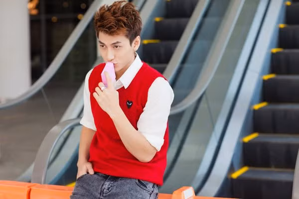 Anh chàng kỳ công đến trung tâm thương mại chọn mua Anh chàng kỳ công đến trung tâm thương mại chọn mua