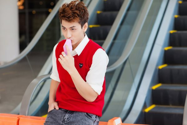 Anh chàng kỳ công đến trung tâm thương mại chọn mua Anh chàng kỳ công đến trung tâm thương mại chọn mua