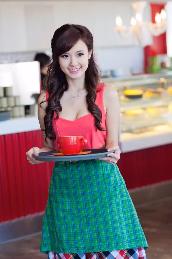 Cô chủ Midu ngày ngày chăm sóc quán cafe đáng yêu của mình. Cô lúc nào trông cũng tươi tắn, rạng rỡ Cô chủ Midu ngày ngày chăm sóc quán cafe đáng yêu của mình. Cô lúc nào trông cũng tươi tắn, rạng rỡ