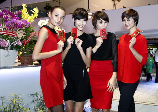 Ngay khi vừa hội ngộ trở lại ở TP HCM, bốn gương mặt sáng giá của Vietnam's Next Top Model gồm Trà My, Huyền Trang, Hoàng Thùy và Lê Thúy (từ phải sang) đã được mời tham dự một buổi tiệc đầu năm. Các cô gái diện trang phục trẻ trung với hai gam màu đen - đỏ. (Theo Ngôi Sao) Ngay khi vừa hội ngộ trở lại ở TP HCM, bốn gương mặt sáng giá của Vietnam's Next Top Model gồm Trà My, Huyền Trang, Hoàng Thùy và Lê Thúy (từ phải sang) đã được mời tham dự một buổi tiệc đầu năm. Các cô gái diện trang phục trẻ trung với hai gam màu đen - đỏ. (Theo Ngôi Sao)