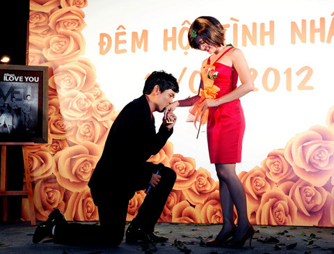 Dù kết hôn đã lâu, Đức Thịnh chia sẻ anh vẫn thấy Thanh Thúy hấp dẫn như ngày xưa. Đạo diễn kịch nói còn tiết lộ, lúc trước anh cầu hôn vợ như 'một công chức đi xin việc làm'. Nhân dịp là khách mời của chương trình 'Lời trái tim - khoảng khắc ngọt ngào', anh quyết tâm tỏ tình lại với vợ trong khoảnh khắc ngọt ngào và lãng mạn. Anh hôn lên tay vợ, khiến cho Thanh Thúy hạnh phúc nghẹn ngào. (Theo VnExpress) Xem chi tiết màn cầu hôn này