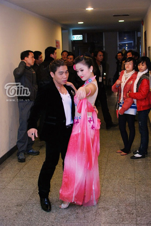 Trong hậu trường một chương trình ca nhạc Phạm Văn Mách không ngại ngần mời một diễn viễn tập nhảy cùng (Theo Dân tin)