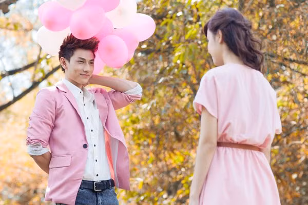 Rồi Midu nhận lời đi theo Isaac đến một công viên đầy nắng Rồi Midu nhận lời đi theo Isaac đến một công viên đầy nắng