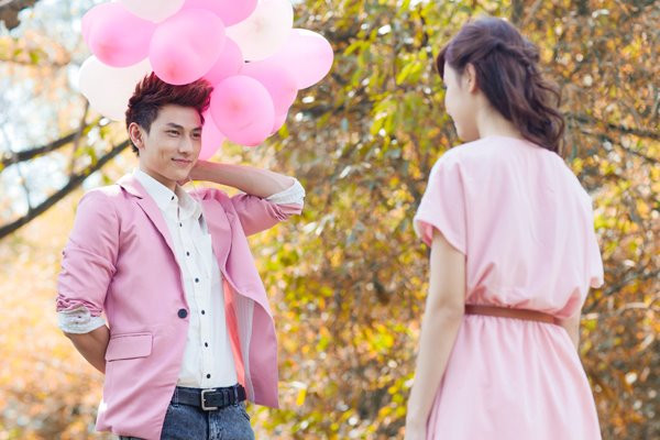 Rồi Midu nhận lời đi theo Isaac đến một công viên đầy nắng Rồi Midu nhận lời đi theo Isaac đến một công viên đầy nắng