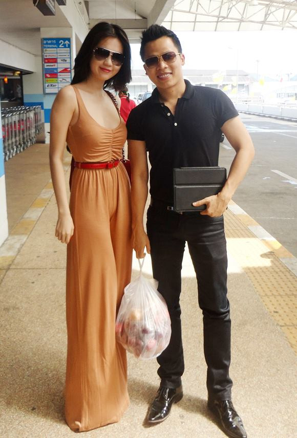 Hộ tống cô là "ông bầu chân dài" Vũ Khắc Tiệp Hộ tống cô là "ông bầu chân dài" Vũ Khắc Tiệp