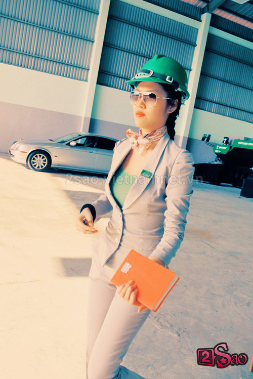 Thu Hằng đội mũ bảo hộ, ăn mặc giản dị, trông không khác gì những công nhân ở công trường thực thụ... Cô phủ nhận ngay tin đồn cô giải nghệ. Thu Hằng cho biết, có một thời gian vì công ty của gia đình cần bổ sung người làm, vì lo lắng cho sức khỏe của bố mẹ nên Thu Hằng tạm lánh xa showbiz một thời gian khá dài để cô cáng đáng việc kinh doanh cho gia đình. Thời gian vừa rồi Thu Hằng đã trở lại showbiz và hoạt động khá nang động, công việc trong công ty mẹ cô đã quán xuyến hết được. (Theo 2Sao) Thu Hằng đội mũ bảo hộ, ăn mặc giản dị, trông không khác gì những công nhân ở công trường thực thụ... Cô phủ nhận ngay tin đồn cô giải nghệ. Thu Hằng cho biết, có một thời gian vì công ty của gia đình cần bổ sung người làm, vì lo lắng cho sức khỏe của bố mẹ nên Thu Hằng tạm lánh xa showbiz một thời gian khá dài để cô cáng đáng việc kinh doanh cho gia đình. Thời gian vừa rồi Thu Hằng đã trở lại showbiz và hoạt động khá nang động, công việc trong công ty mẹ cô đã quán xuyến hết được. (Theo 2Sao)