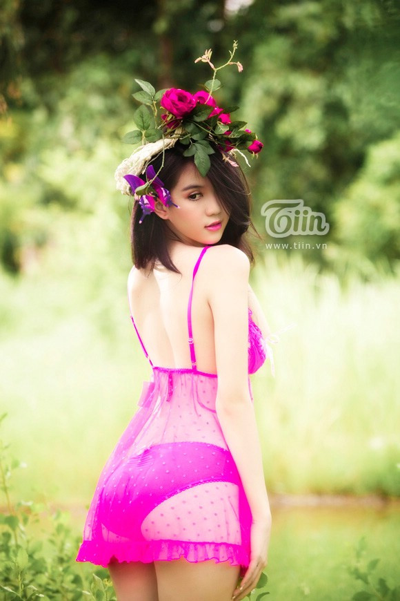 Trong không khí đón lễ tình nhân Valentine, Ngọc Trinh diện bộ đồ màu hồng khoe dáng vô cùng sexy, quyến rũ. Cài trên đầu đóa hoa hồng và chiếc nơ cánh bướm cùng tông màu, hình ảnh Ngọc Trinh gợi đến ngày Valentine đầy ngọt ngào. (Theo Dân tin) >> Xem trọn bộ ảnh Trong không khí đón lễ tình nhân Valentine, Ngọc Trinh diện bộ đồ màu hồng khoe dáng vô cùng sexy, quyến rũ. Cài trên đầu đóa hoa hồng và chiếc nơ cánh bướm cùng tông màu, hình ảnh Ngọc Trinh gợi đến ngày Valentine đầy ngọt ngào. (Theo Dân tin) >> Xem trọn bộ ảnh