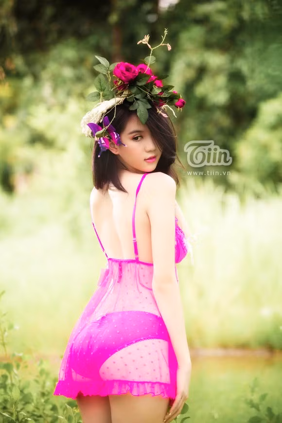 Trong không khí đón lễ tình nhân Valentine, Ngọc Trinh diện bộ đồ màu hồng khoe dáng vô cùng sexy, quyến rũ. Cài trên đầu đóa hoa hồng và chiếc nơ cánh bướm cùng tông màu, hình ảnh Ngọc Trinh gợi đến ngày Valentine đầy ngọt ngào. (Theo Dân tin) >> Xem trọn bộ ảnh