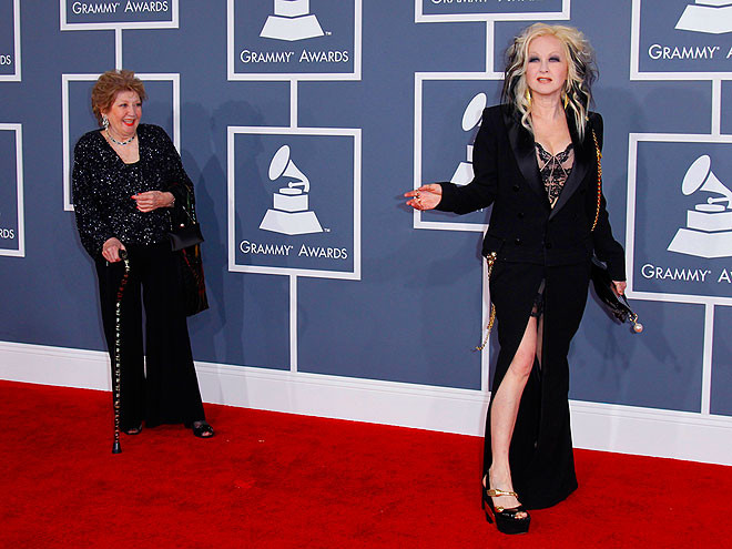 Cyndi Lauper tạo dáng tinh nghịch như đang "hồi teen"