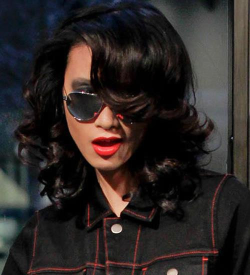 Trong Tuần lễ thời trang New York lần này, không chỉ có Tuyết Lan (á quân VNTM 2010), Hoàng Thùy (quán quân VNTM 2011) mà Huyền Trang (trong ảnh, quán quân VNTM 2010) cũng tham gia trình diễn, đồng thời nhận được khá nhiều lời khen ngợi từ báo chí nước ngoài về phong cách ấn tượng của mình. Tuy nhiên, toàn bộ những thông tin về Huyền Trang lại chỉ được biết tới qua báo chí nước ngoài (cụ thể là tạp chí VOGUE hay Harpet's Bazaar Online), chứ không phải là từ Multimedia (công ty đại diện cho VNTM). Mấy ngày qua thông tin về Tuyết Lan và Hoàng Thùy tại New York hầu hết đều đươc phía VNTM cung cấp cho báo chí ở trong nước. Trong Tuần lễ thời trang New York lần này, không chỉ có Tuyết Lan (á quân VNTM 2010), Hoàng Thùy (quán quân VNTM 2011) mà Huyền Trang (trong ảnh, quán quân VNTM 2010) cũng tham gia trình diễn, đồng thời nhận được khá nhiều lời khen ngợi từ báo chí nước ngoài về phong cách ấn tượng của mình. Tuy nhiên, toàn bộ những thông tin về Huyền Trang lại chỉ được biết tới qua báo chí nước ngoài (cụ thể là tạp chí VOGUE hay Harpet's Bazaar Online), chứ không phải là từ Multimedia (công ty đại diện cho VNTM). Mấy ngày qua thông tin về Tuyết Lan và Hoàng Thùy tại New York hầu hết đều đươc phía VNTM cung cấp cho báo chí ở trong nước.