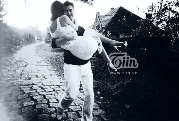 Một trong những cảnh nồng nàn lãng mạn trong MV From the very start chuẩn bị ra mắt nhân dịp Valentine của Hà Anh. Cô tiết lộ: "Trong MV có nhiều cảnh nóng, những bạn còn nhỏ thì không nên xem nó..." (Theo Dân tin) Một trong những cảnh nồng nàn lãng mạn trong MV From the very start chuẩn bị ra mắt nhân dịp Valentine của Hà Anh. Cô tiết lộ: "Trong MV có nhiều cảnh nóng, những bạn còn nhỏ thì không nên xem nó..." (Theo Dân tin)