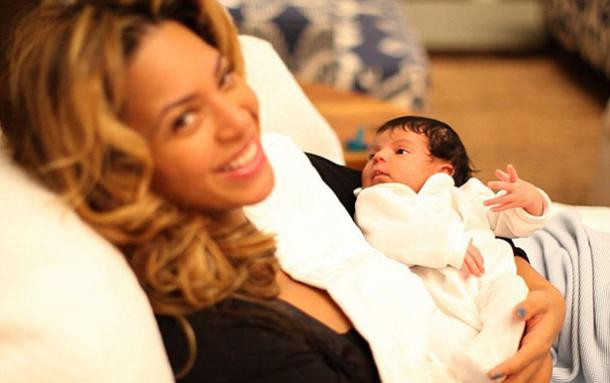 Beyonce hạ sinh con gái Blue Ivy Carter từ hôm 7/1. Vợ chồng cô đã chi rất mạnh tay để đảm bảo an ninh trong khi sinh và ngăn cản những tay săn ảnh tiếp xúc với con gái mới chào đời. Beyonce hạ sinh con gái Blue Ivy Carter từ hôm 7/1. Vợ chồng cô đã chi rất mạnh tay để đảm bảo an ninh trong khi sinh và ngăn cản những tay săn ảnh tiếp xúc với con gái mới chào đời.