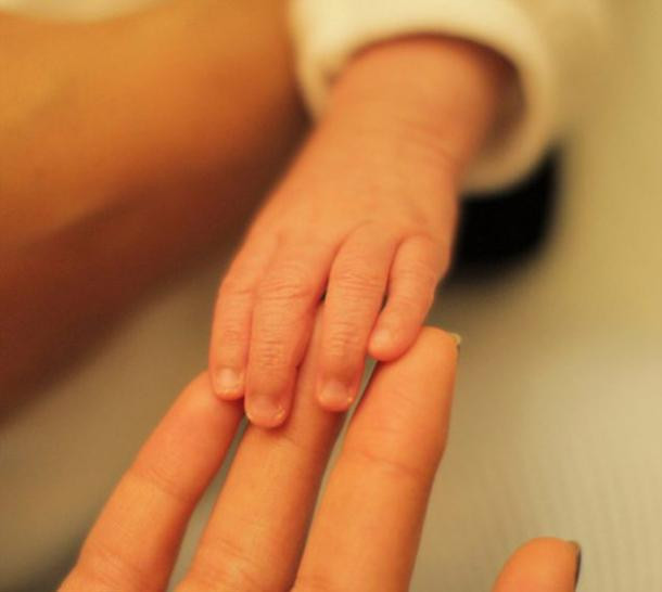 Có một bức ảnh quý giá Beyonce ẵm Blue trên tay, một số khác là Jay ôm và cưng nựng con gái. Tuy nhiên có lẽ bức ảnh gây xúc động nhất cho các fan hâm mộ là hình ảnh đôi tay bé bỏng của Blue đang nắm lấy tay mẹ. Có một bức ảnh quý giá Beyonce ẵm Blue trên tay, một số khác là Jay ôm và cưng nựng con gái. Tuy nhiên có lẽ bức ảnh gây xúc động nhất cho các fan hâm mộ là hình ảnh đôi tay bé bỏng của Blue đang nắm lấy tay mẹ.