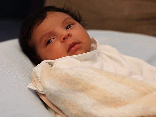 Tuy nhiên, Beyonce và Jay-Z vừa quyết định chia sẻ những bức ảnh cô con gái trẻ bé bỏng Blue Ivy Carter. Cả hai đều nói rằng họ sẽ không bán ảnh con gái mình cho các tạp chí mà họ sẽ giữ cho cô bé có một tuổi thơ êm đềm: không báo chí, không truyền thông. Tuy nhiên, Beyonce và Jay-Z vừa quyết định chia sẻ những bức ảnh cô con gái trẻ bé bỏng Blue Ivy Carter. Cả hai đều nói rằng họ sẽ không bán ảnh con gái mình cho các tạp chí mà họ sẽ giữ cho cô bé có một tuổi thơ êm đềm: không báo chí, không truyền thông.