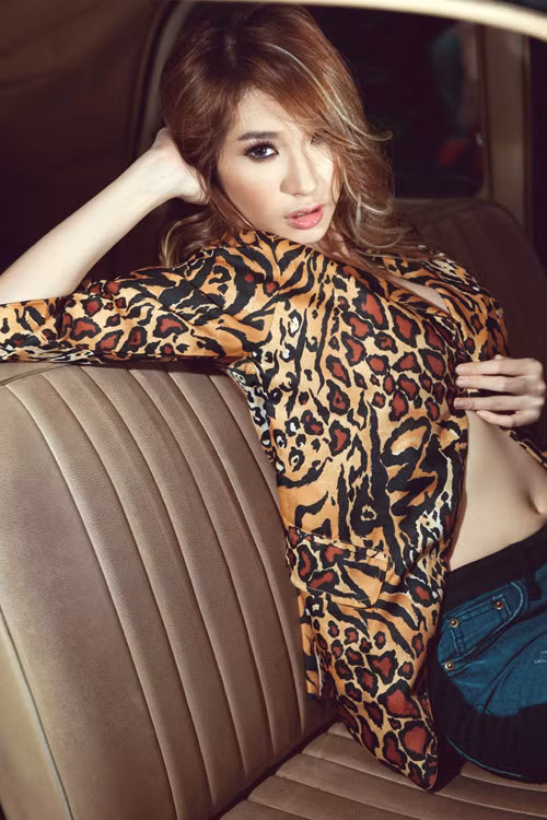 Thoát khỏi hình ảnh cô bé Dâu Tây, Khổng Tú Quỳnh ngày càng gợi cảm và quyến rũ hơn. Cô khoe dáng bên xe cổ (Theo Zing) Thoát khỏi hình ảnh cô bé Dâu Tây, Khổng Tú Quỳnh ngày càng gợi cảm và quyến rũ hơn. Cô khoe dáng bên xe cổ (Theo Zing)