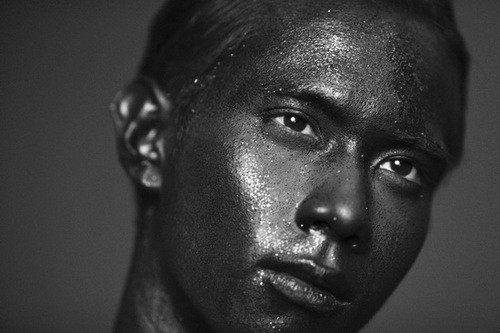 Với mong muốn có được phần bìa album mới lạ và gây chú ý với người xem, Hồ Vĩnh Khoa quyết định chọn một ê-kíp từng thực hiện những bộ ảnh ấn tượng là nhiếp ảnh gia Tang Tang và đạo diễn hình ảnh - chuyên gia trang điểm Cutie để tạo cho mình một hình ảnh hoàn toàn mới. Với bộ ảnh này, Hồ Vĩnh Khoa không còn sự hiền lành, rụt rè như thường thấy, mà trở nên "nổi loạn", bụi bặm hơn. Với mong muốn có được phần bìa album mới lạ và gây chú ý với người xem, Hồ Vĩnh Khoa quyết định chọn một ê-kíp từng thực hiện những bộ ảnh ấn tượng là nhiếp ảnh gia Tang Tang và đạo diễn hình ảnh - chuyên gia trang điểm Cutie để tạo cho mình một hình ảnh hoàn toàn mới. Với bộ ảnh này, Hồ Vĩnh Khoa không còn sự hiền lành, rụt rè như thường thấy, mà trở nên "nổi loạn", bụi bặm hơn.