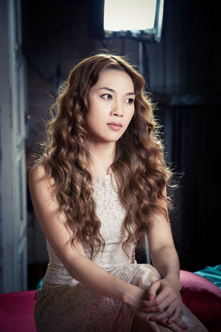 Mỹ Tâm gây ngạc nhiên với hình ảnh lúc trẻ trung, năng động, lúc đằm thắm quyến rũ, lúc lại kiêu kỳ như một tiểu thư... (Theo Đất Việt) Mỹ Tâm gây ngạc nhiên với hình ảnh lúc trẻ trung, năng động, lúc đằm thắm quyến rũ, lúc lại kiêu kỳ như một tiểu thư... (Theo Đất Việt)