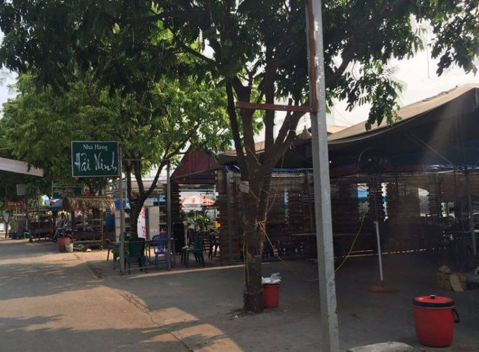 Tình trạng lần chiếm, sử dụng hành lang lưu không đường sông, hành lang bảo vệ cầu "biến" thành nơi kinh doanh ăn uống vẫn chưa được xử lý dứt điểm (Ảnh Chí Nhân) Tình trạng lần chiếm, sử dụng hành lang lưu không đường sông, hành lang bảo vệ cầu "biến" thành nơi kinh doanh ăn uống vẫn chưa được xử lý dứt điểm (Ảnh Chí Nhân)