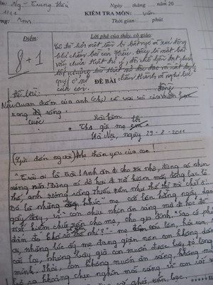 Bài văn gây xúc động của em Hiếu. Ảnh: Dân trí Bài văn gây xúc động của em Hiếu. Ảnh: Dân trí