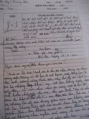 Bài văn gây xúc động của em Hiếu. Ảnh: Dân trí Bài văn gây xúc động của em Hiếu. Ảnh: Dân trí