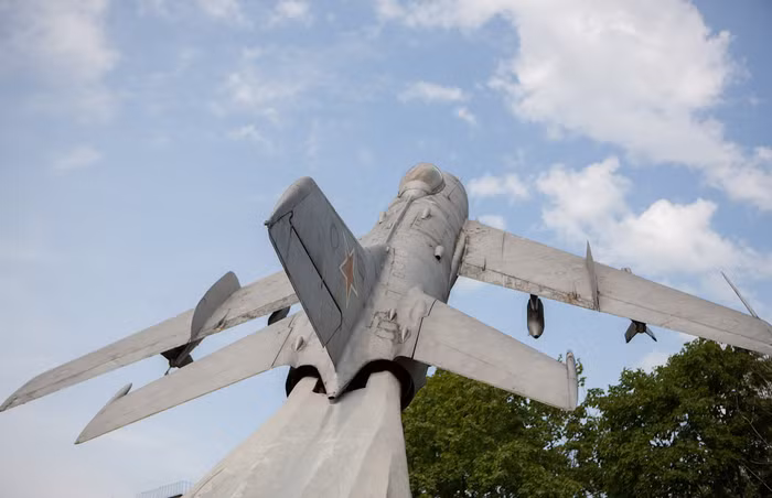 MiG-19 và các biến thể của nó đã gây nhiều sự sửng sốt vì khả năng điều khiển bằng tay dễ dàng và hỏa lực mạnh, với 3 khẩu pháo 30 mm NR-30 có thể bắn ra cùng lúc 18 kg đạn, đủ để kẻ địch thảm bại trong các trận chiến.