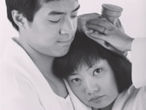 Sự ân cần, âu yếm sẽ xua tan mặc cảm của vợ.