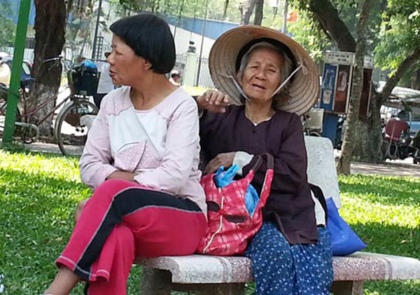 Rất nhiều độc giả đã rất xúc động trước hình ảnh đáng thương của một bà già bán nước ven hồ Thiền Quang (Q.Hai Bà Trưng, Hà Nội), tên là Đào sống trong hoàn cảnh thương tâm: Đẻ được 6 người con, thì 3 người con trai chết vì nghiện hút, 1 người đang thụ án tù. Hai cô con gái còn lại: 1 đi sang Trung Quốc, nghe đồn cũng mất từ năm 1984; 1 bị ngớ ngẩn, sống quanh quẩn bên bà Đào. Mẹ già - con ngu ngơ, cùng sống dựa vào hàng nước trà bán ven hồ, cũng là nơi ngủ đêm hôm mưa gió, vì không có nhà cửa. Ảnh: Hai mẹ con bà Đào.