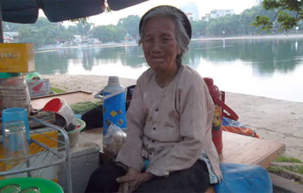 Tuy nhiên, sự thực là bà Đào có tới 10 người con và theo lời kể của chính bà Đào thì: "Trước đây tôi từng có ngôi nhà ở đầu Ô Chợ Dừa (Q.Đống Đa), nhưng phải bán đi nuôi mấy thằng con nghiện, nên những đứa còn lại nó từ tôi, giờ chúng sống ở đâu tôi cũng không biết (!?)". Vẫn theo lời của chính bà Đào, thì ngoài ngôi nhà nêu trên, trước đây bà còn 1 ngôi nhà lấn chiếm bên bờ sông Tô Lịch (đã bị giải tỏa), và 1 nhà tại số 55 Nguyễn Lương Bằng (cũng đã bán được vài chục triệu). Bà Đào cho hay, bà bị bắt khi tàng trữ trái phép 1 lượng nhỏ hê-rô-in, bị tòa kết án 5,5 năm tù. Thụ án ở Trại giam số 6, do lao động tốt, nên được giảm thời gian thi hành án, cho về sớm. Tiếp tục gợi hỏi, bà Đào kể, mới về hồ Thiền Quang bán nước được hơn 2 tháng, trước đó ngồi ở khu vực cửa ga Hàng Cỏ (Lê Duẩn). Ảnh: Bà Phạm Thị Đào bên quán nước ven hồ Thiền Quang. Ảnh chụp cuối tháng 9.