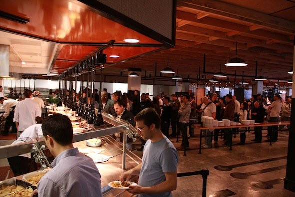 Giám đốc một công ty bất động sản - John Tenanes viết trên blog về Facebook, rằng trụ sở mới của hãng này có không gian cởi mở và thân thiện, với những đường ống dẫn trên trần nhà chưa hoàn thành nhắc nhở rằng: "công việc của chúng tôi chưa bao giờ dừng lại". Giám đốc một công ty bất động sản - John Tenanes viết trên blog về Facebook, rằng trụ sở mới của hãng này có không gian cởi mở và thân thiện, với những đường ống dẫn trên trần nhà chưa hoàn thành nhắc nhở rằng: "công việc của chúng tôi chưa bao giờ dừng lại".