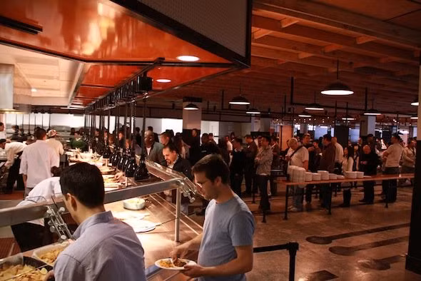 Giám đốc một công ty bất động sản - John Tenanes viết trên blog về Facebook, rằng trụ sở mới của hãng này có không gian cởi mở và thân thiện, với những đường ống dẫn trên trần nhà chưa hoàn thành nhắc nhở rằng: "công việc của chúng tôi chưa bao giờ dừng lại". Giám đốc một công ty bất động sản - John Tenanes viết trên blog về Facebook, rằng trụ sở mới của hãng này có không gian cởi mở và thân thiện, với những đường ống dẫn trên trần nhà chưa hoàn thành nhắc nhở rằng: "công việc của chúng tôi chưa bao giờ dừng lại".