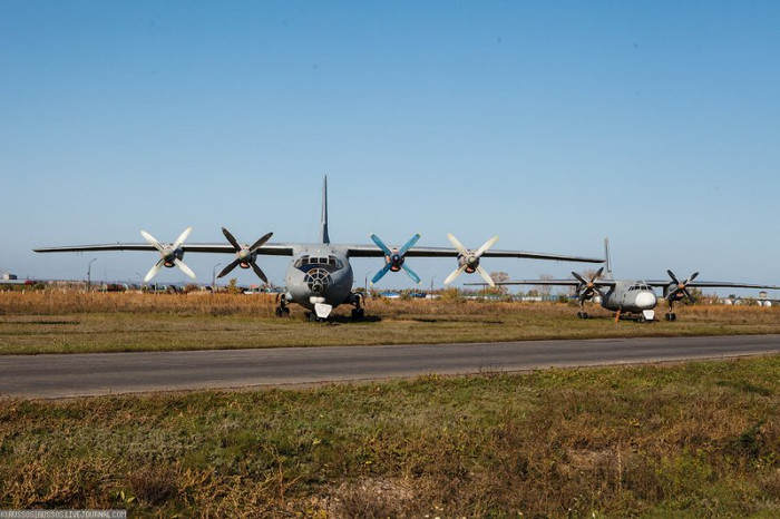 Máy bay vận tải An-12BP. An-12BP trở thành mẫu máy bay vận tải và thả lính dù tiêu chuẩn của Hàng không Vận tải Quân sự Xô viết từ năm 1959. Đến năm 1974, chúng bị những chiếc Il-76 thay thế, nhưng khoảng 170 chiếc vẫn tiếp tục hoạt động trong Không quân.