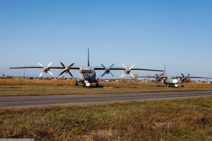 Máy bay vận tải An-12BP. An-12BP trở thành mẫu máy bay vận tải và thả lính dù tiêu chuẩn của Hàng không Vận tải Quân sự Xô viết từ năm 1959. Đến năm 1974, chúng bị những chiếc Il-76 thay thế, nhưng khoảng 170 chiếc vẫn tiếp tục hoạt động trong Không quân.