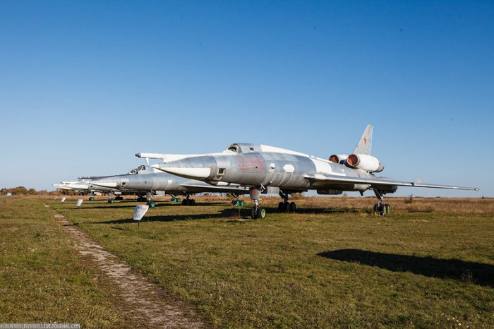 Máy bay Tu-22 thuộc Trung đoàn Không quân 203 của Belarus. Tupolev Tu-22 (Tên hiệu NATO Blinder) là một máy bay ném bom và trinh sát phản lực của Không quân Xô viết. Máy bay được trang bị 2 động cơ tuốc bin phản lực Dobrynin RD-7M-2, 107.9 kN mỗi chiếc cho phép nó đạt tốc độ tối đa 1.510 km/h và tầm hoạt động lên đến 4.900 km.