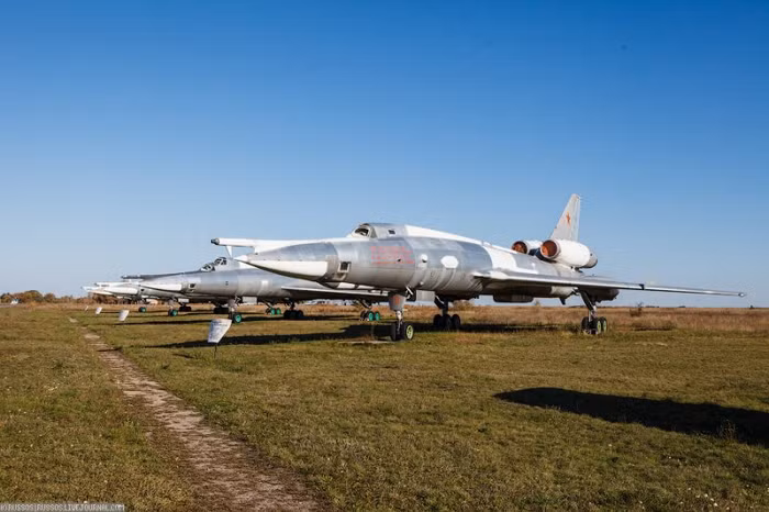 Máy bay Tu-22 thuộc Trung đoàn Không quân 203 của Belarus. Tupolev Tu-22 (Tên hiệu NATO Blinder) là một máy bay ném bom và trinh sát phản lực của Không quân Xô viết. Máy bay được trang bị 2 động cơ tuốc bin phản lực Dobrynin RD-7M-2, 107.9 kN mỗi chiếc cho phép nó đạt tốc độ tối đa 1.510 km/h và tầm hoạt động lên đến 4.900 km.